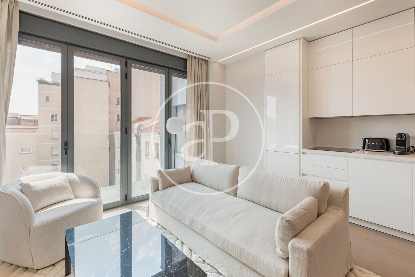 Living room of Flat to rent in  Madrid Capital  with Air Conditioner, Heating and Storage room