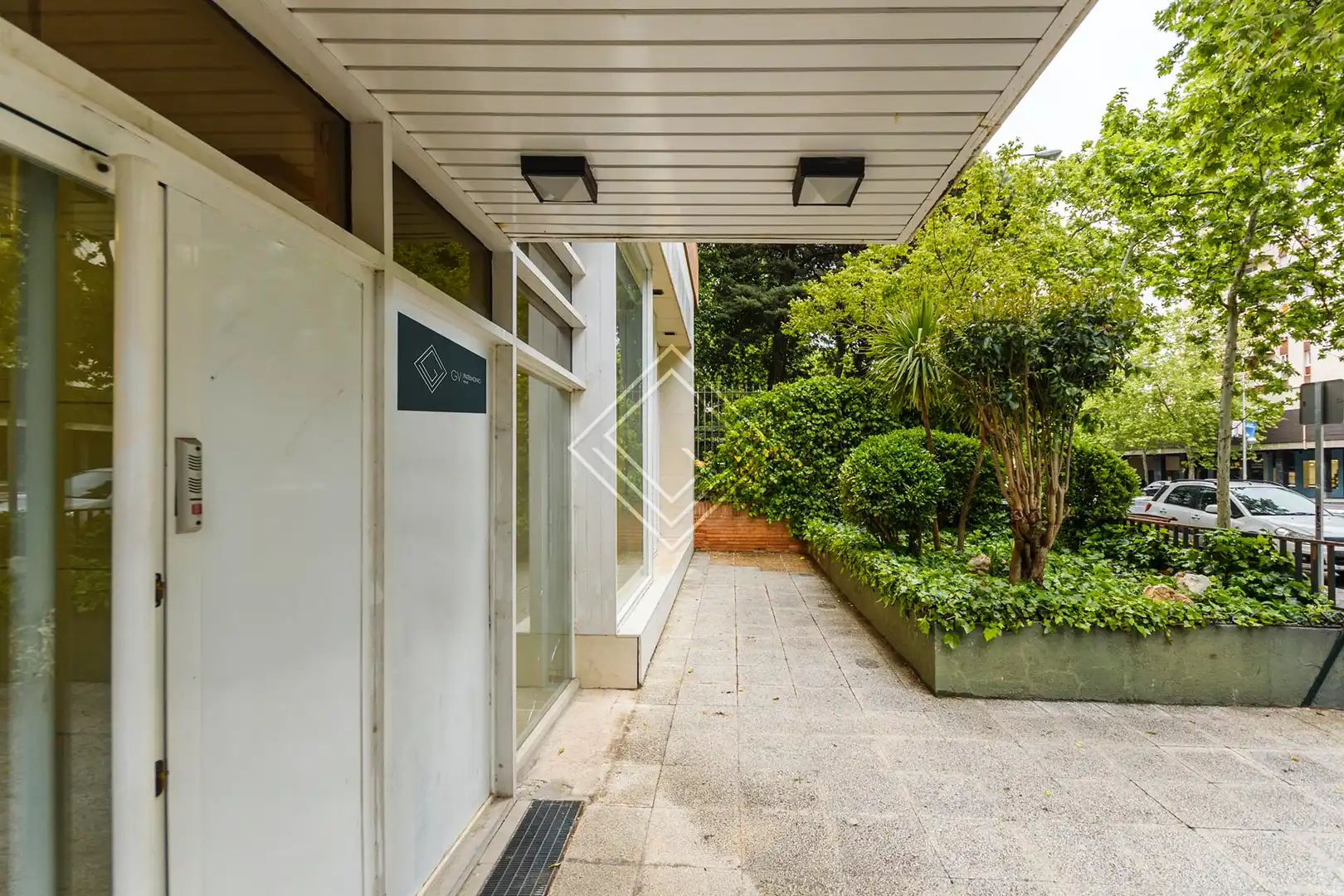Vista exterior de Local en venda en Madrid amb Aire condicionat, Calefacció i Alarma