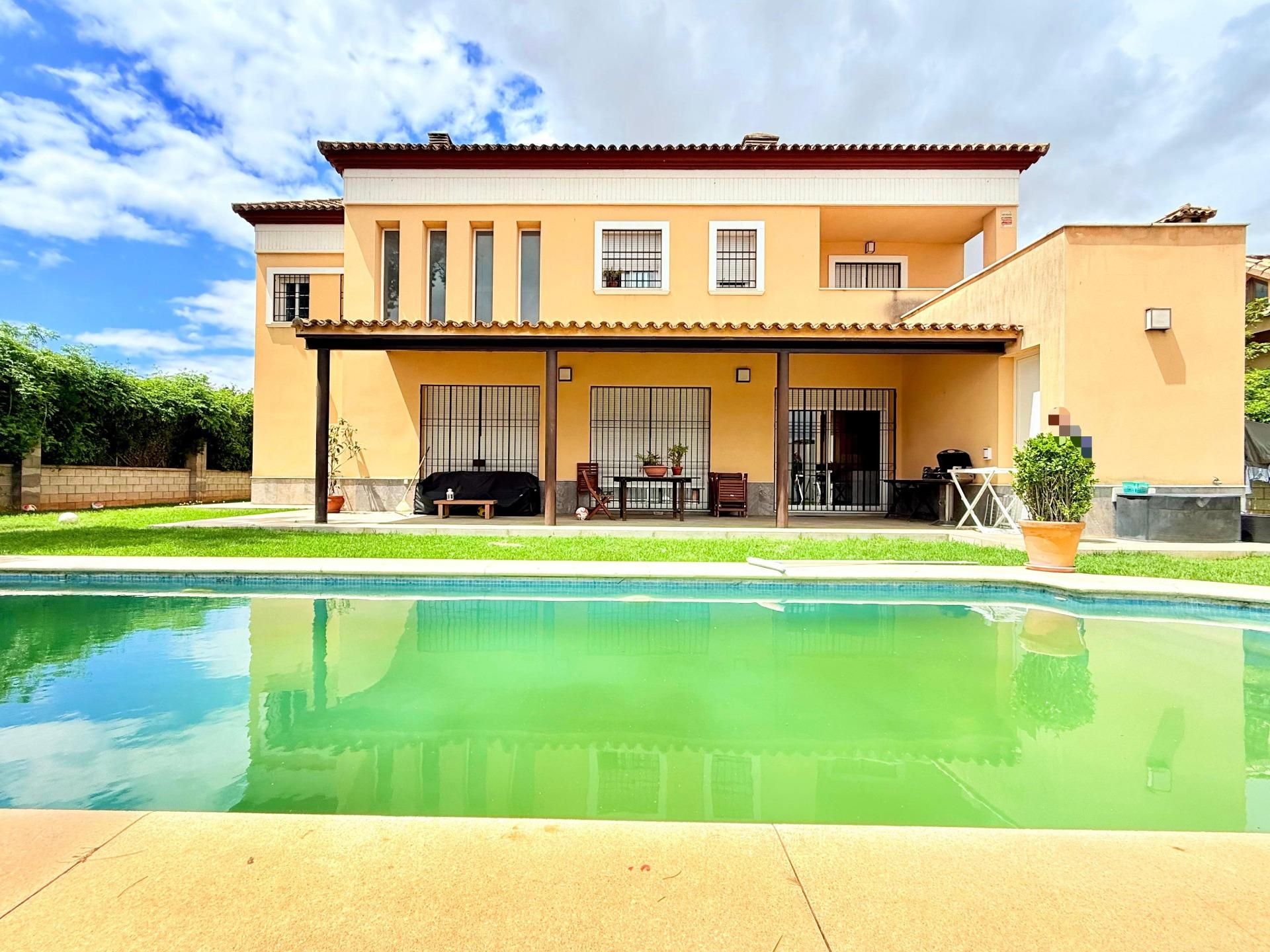 Swimming pool of House or chalet for sale in Dos Hermanas  with Air Conditioner, Private garden and Terrace