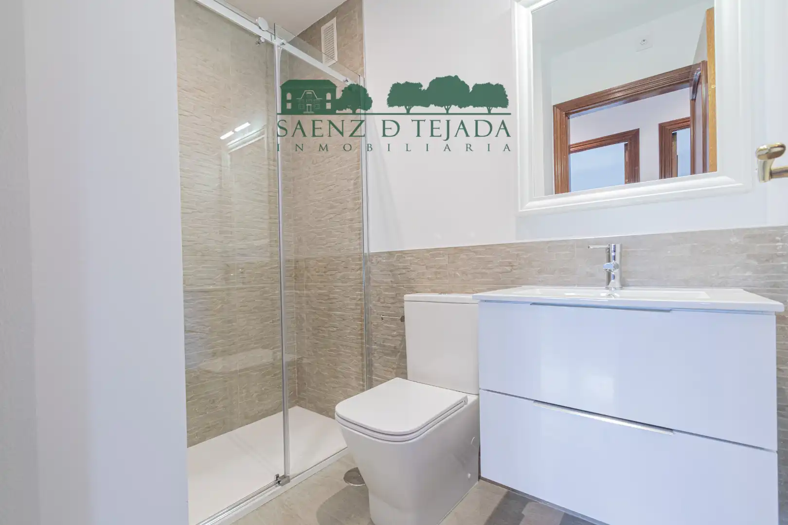 Bathroom of Flat for rent in Sevilla  with Air Conditioner, Storage room and Oven