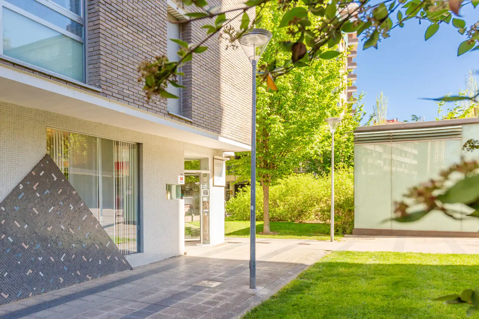 Vista exterior de Local en venta en  Pamplona / Iruña