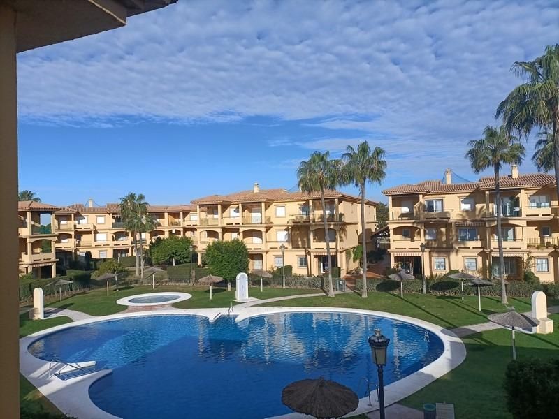 Vista exterior de Apartament en venda en Chiclana de la Frontera amb Aire condicionat, Jardí privat i Parquet