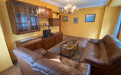 Sala d'estar de Pis en venda en San Martín del Rey Aurelio amb Calefacció, Parquet i Moblat