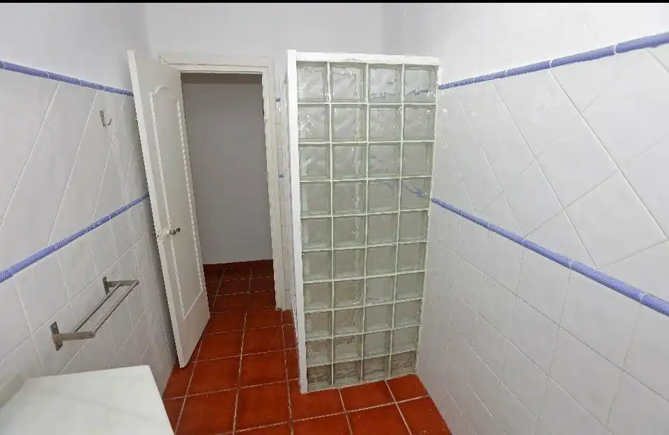 Baño de Piso en venta en Algeciras con Aire acondicionado y Alarma