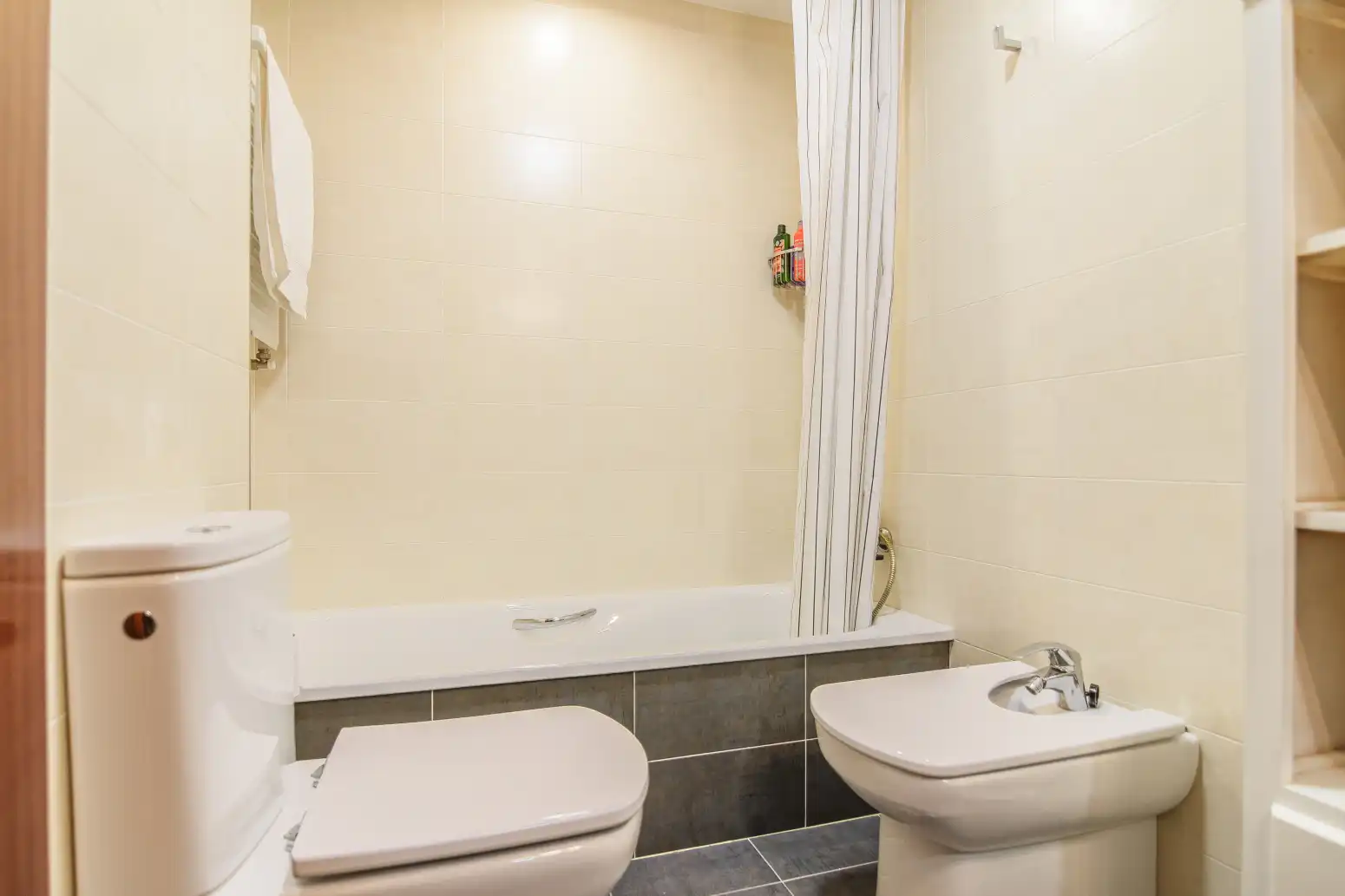 Badezimmer von Wohnung zum Verkauf in Gozón mit Heizung, Privatgarten und Abstellraum