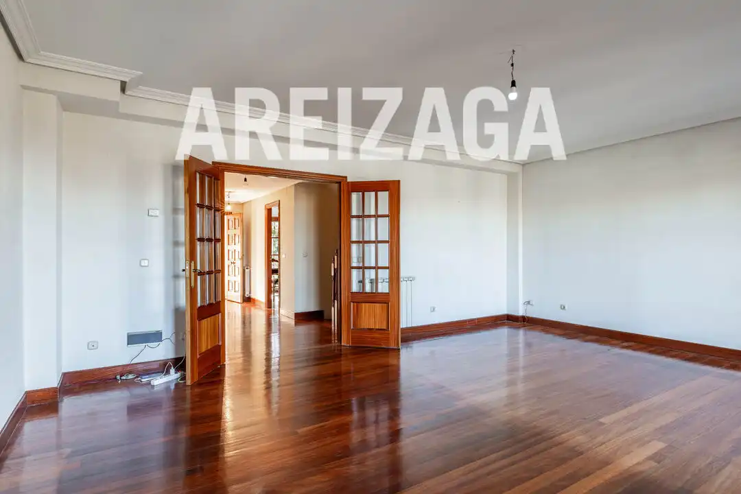 Dormitori de Casa o xalet en venda en Donostia - San Sebastián  amb Calefacció, Jardí privat i Terrassa