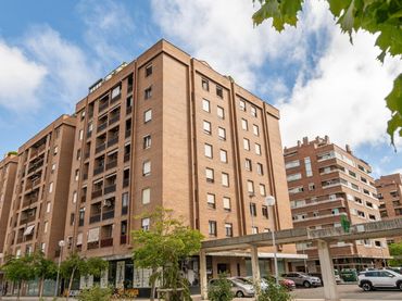 Pis amb balcó en venda a Calle de Benjamín de Tudela