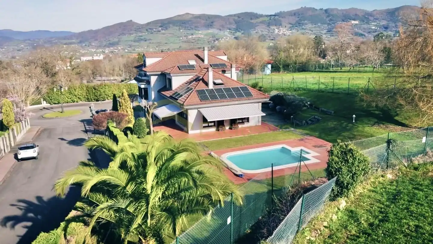 Jardí de Casa o xalet en venda en Oviedo  amb Calefacció, Jardí privat i Parquet