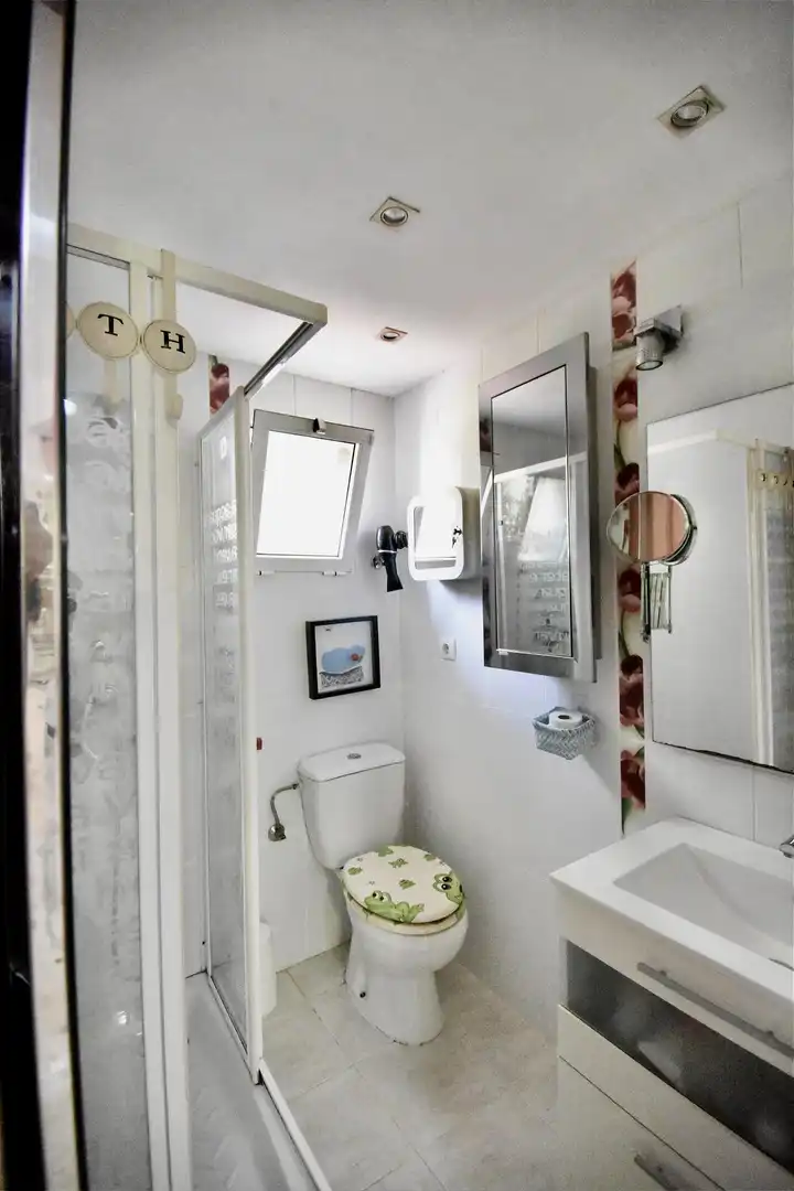 Badezimmer von Erdgeschoss zum Verkauf in El Campello mit Klimaanlage, Privatgarten und Terrasse