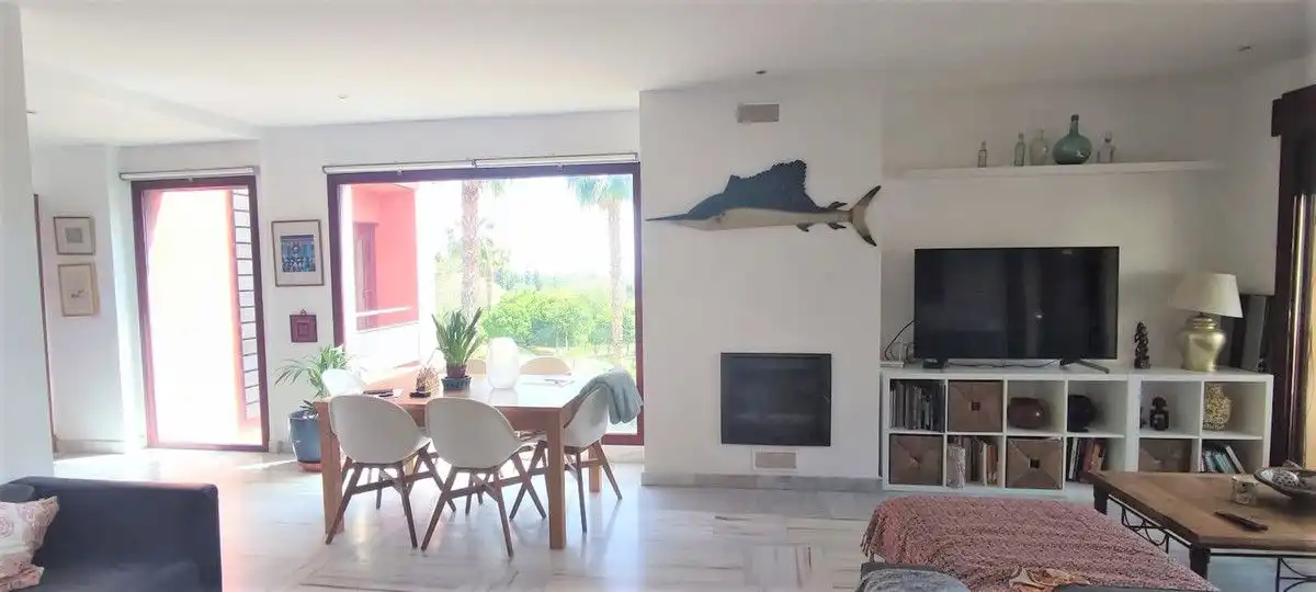 Wohnzimmer von Haus oder Chalet zum Verkauf in Benahavís mit Klimaanlage, Heizung und Privatgarten