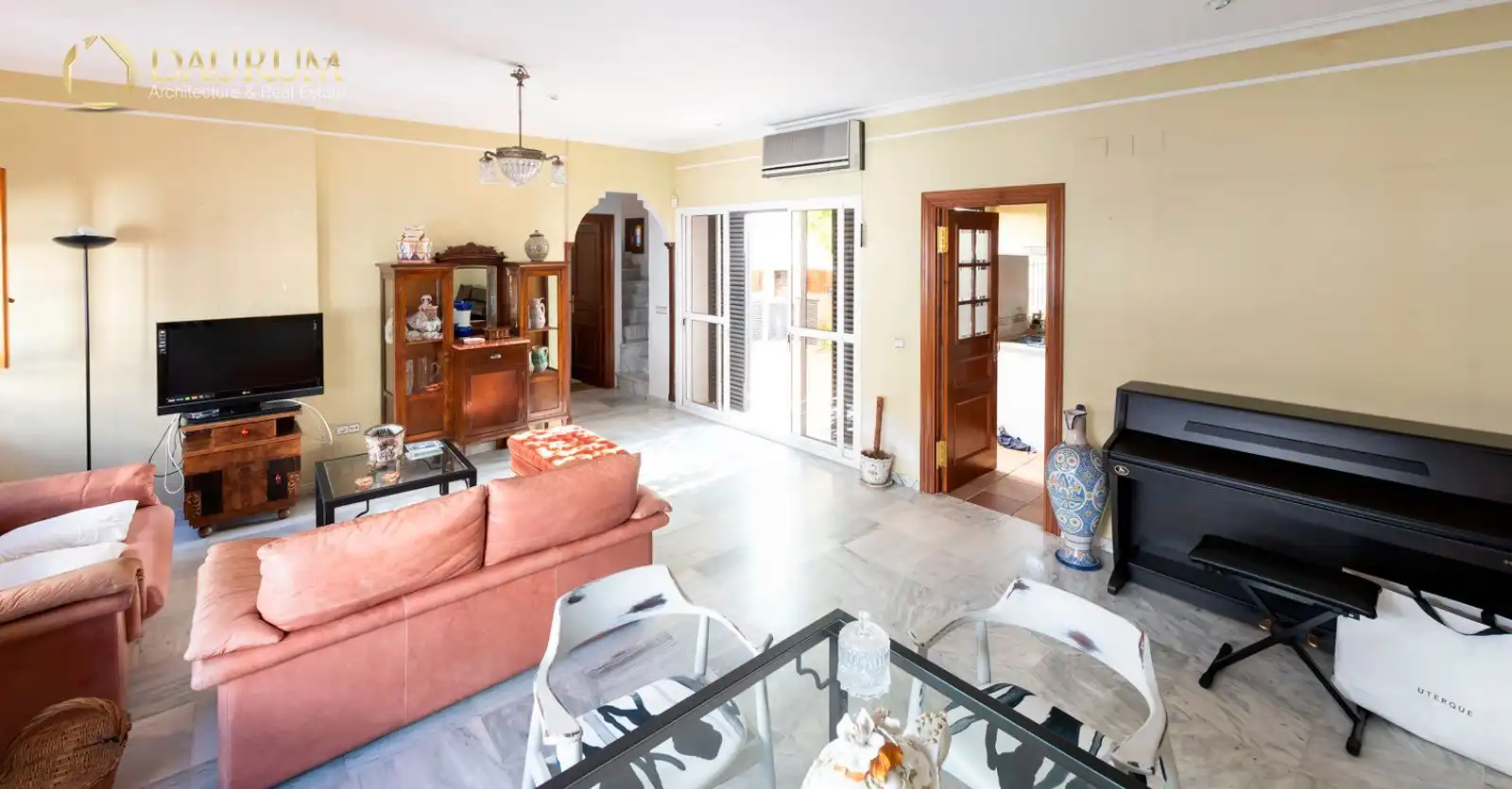 Sala d'estar de Casa o xalet en venda en Alcalá de Guadaira amb Aire condicionat, Calefacció i Terrassa