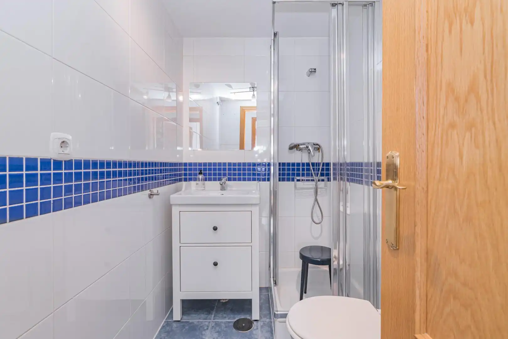Bathroom of Flat for sale in Granada  with Air Conditioner, Heating and Storage room