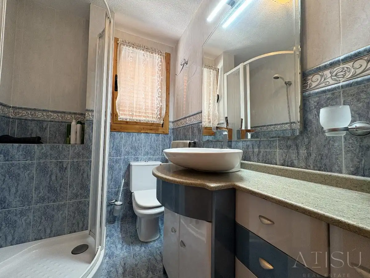 Badezimmer von Einfamilien-Reihenhaus zur Miete in El Campello mit Klimaanlage, Heizung und Abstellraum