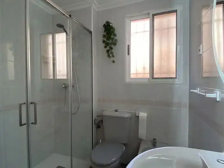 Badezimmer von Wohnung zur Miete in Cartagena mit Klimaanlage und Balkon