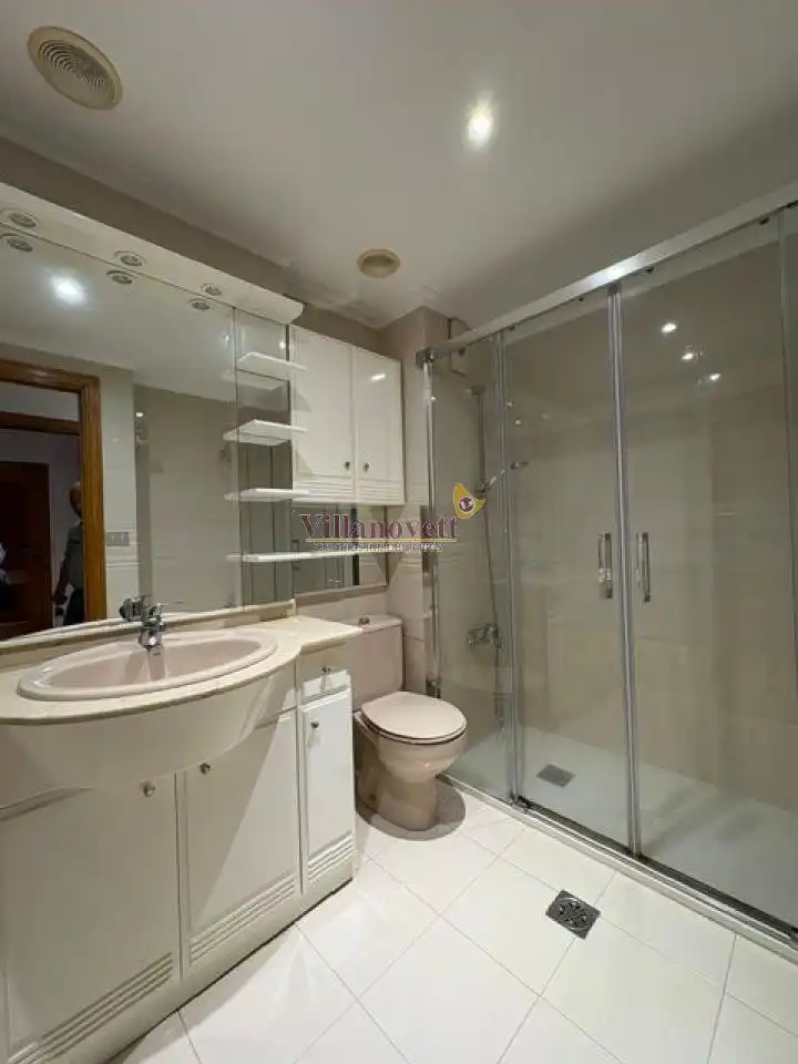 Baño de Apartamento de alquiler en Vigo  con Calefacción, Parquet y Trastero