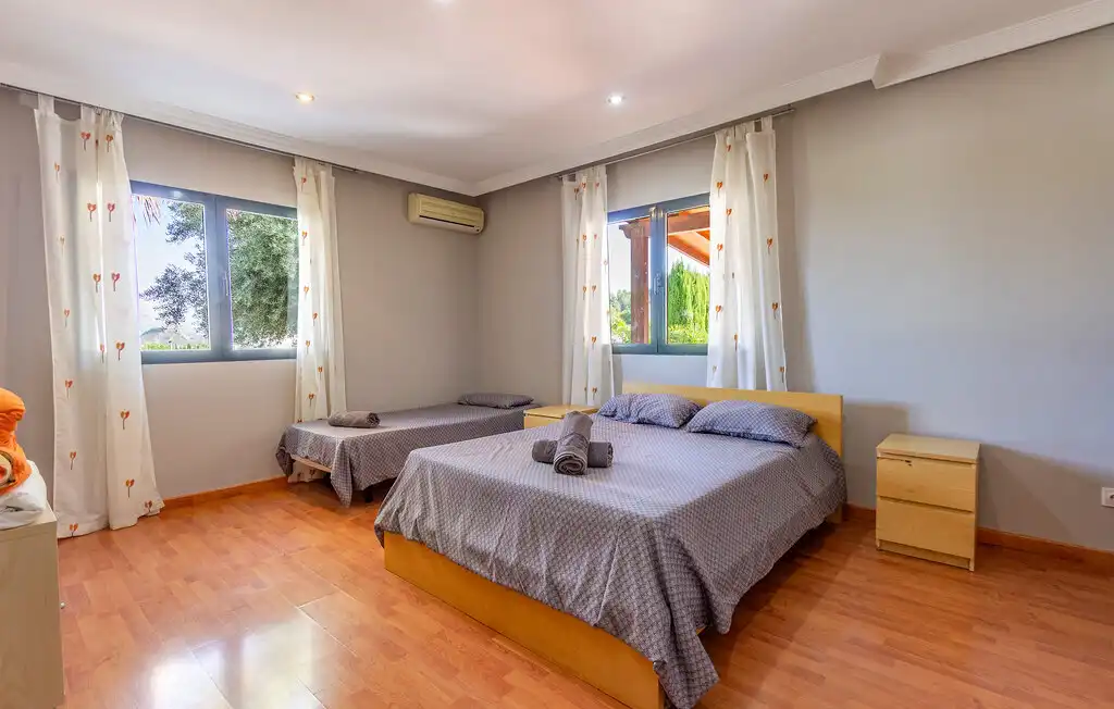 Chalet con terraza en venta en Calle Urba Coto Riñales 119, imagen 9