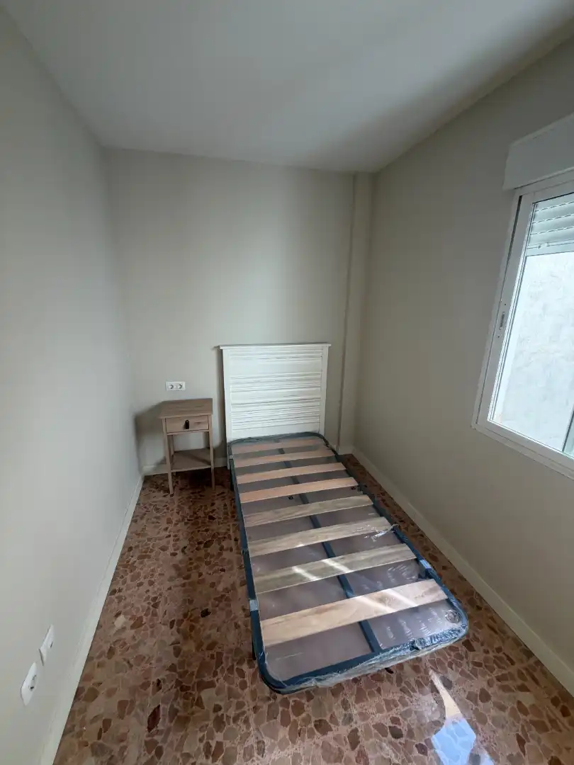 Dormitori de Apartament de lloguer en Cúllar Vega amb Moblat, Rentadora i Microones