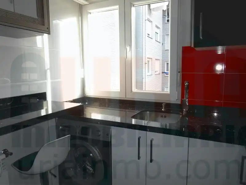 Cuina de Pis en venda en Oviedo  amb Calefacció, Forn i Microones