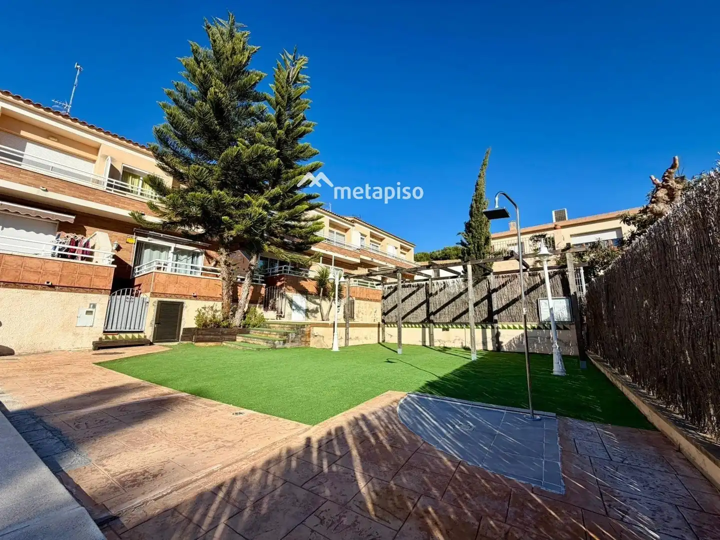 Vista exterior de Casa adosada en venda en Sant Jaume dels Domenys amb Terrassa, Piscina i Piscina comunitària