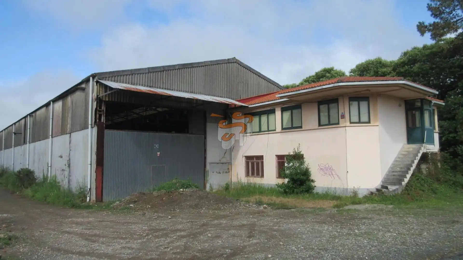 Vista exterior de Nave industrial en venta en Narón