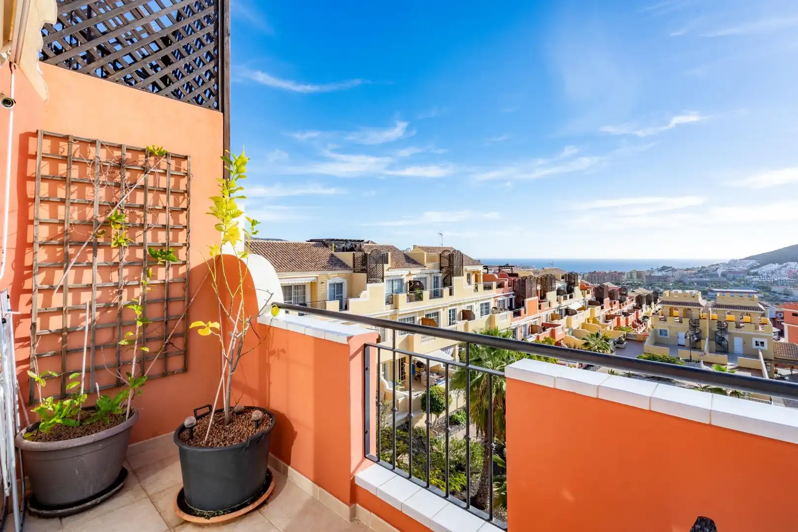 Vista exterior de Apartament de lloguer en Arona amb Jardí privat, Terrassa i Moblat
