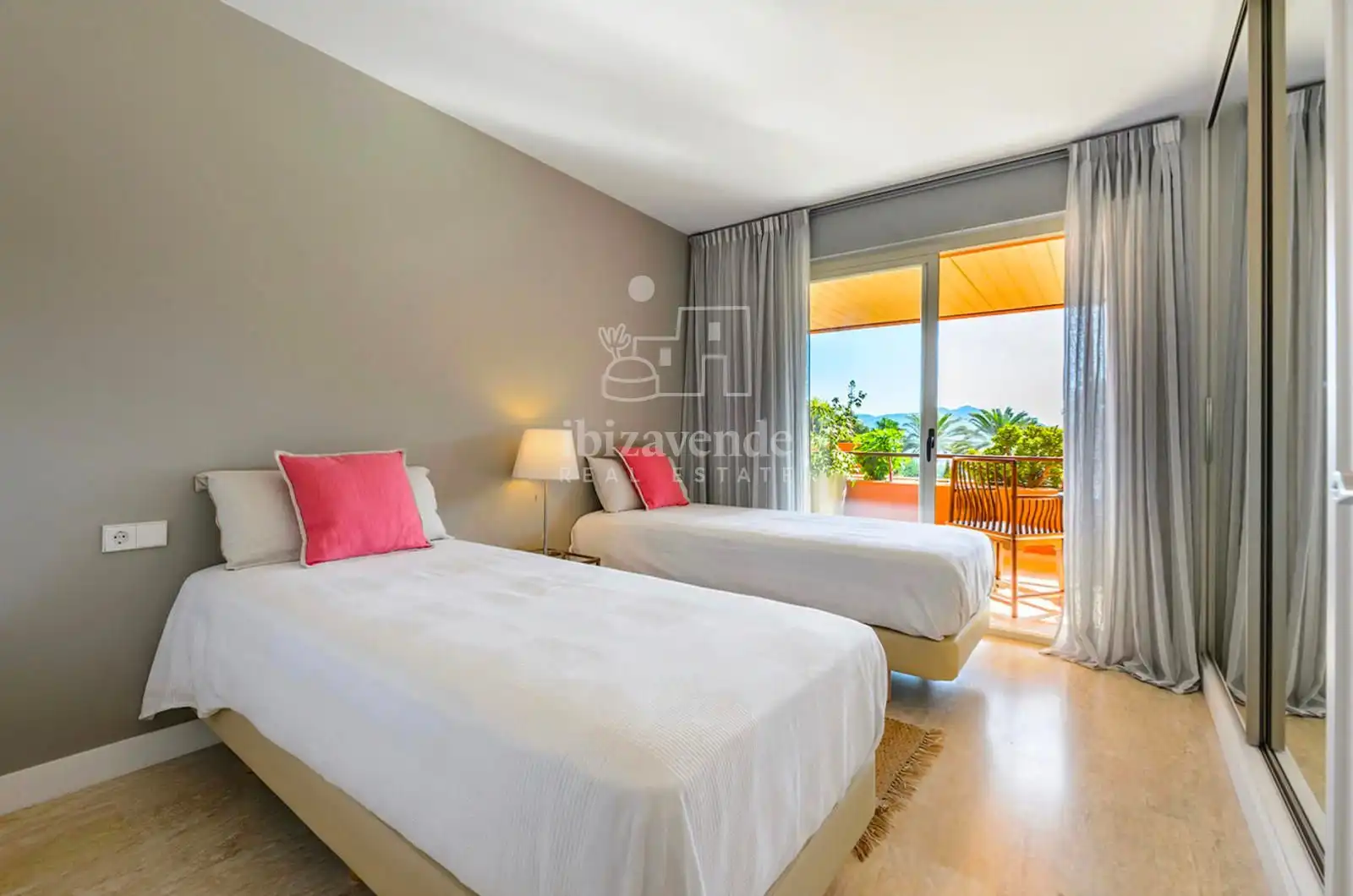Flat for sale in Paris, Roca Llisa