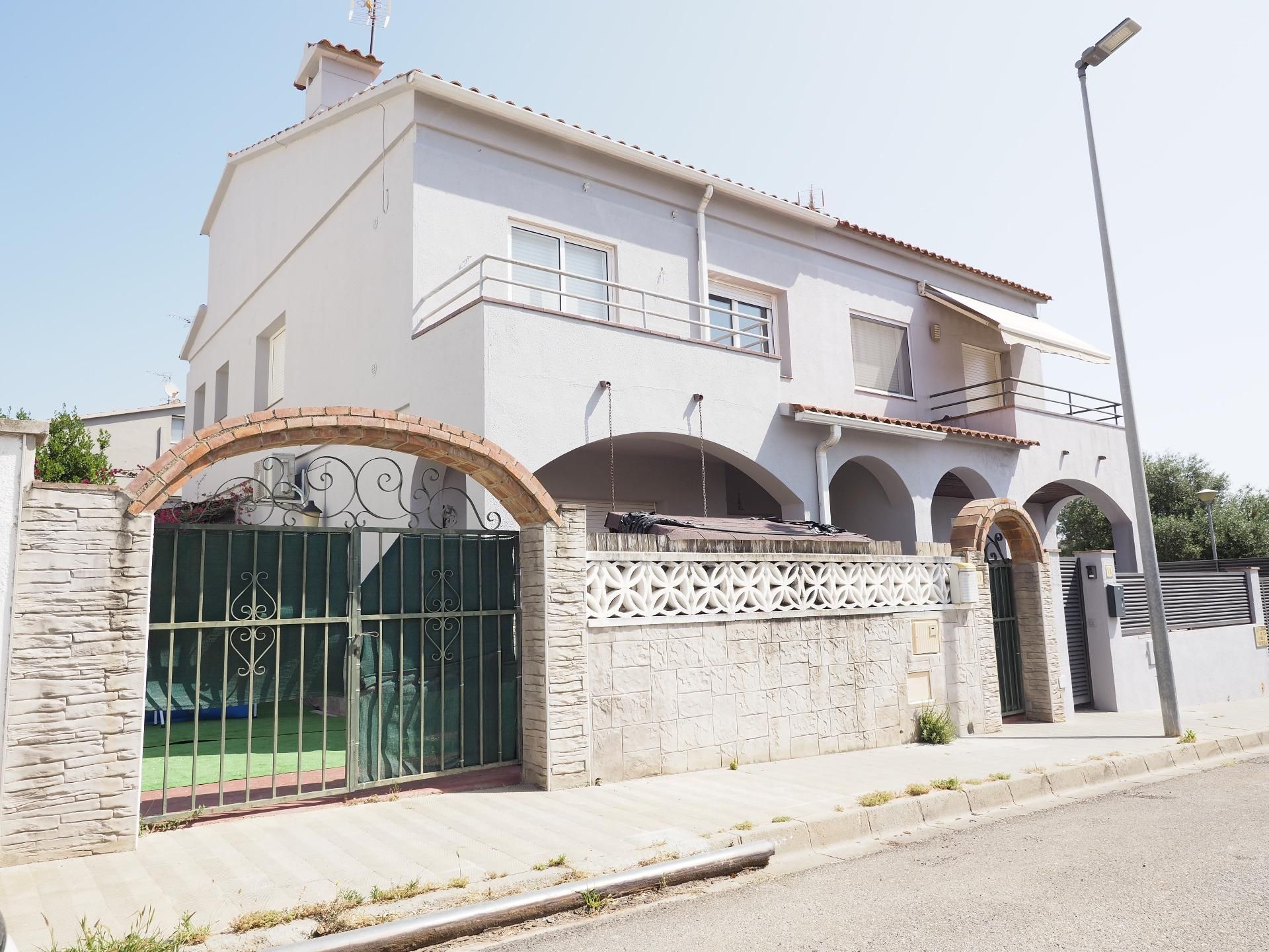 Exterior view of Single-family semi-detached for sale in Vilafant  with Air Conditioner, Heating and Private garden