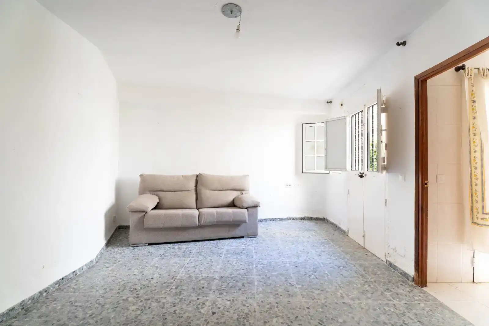 Sala d'estar de Casa adosada en venda en Tolox amb Balcó