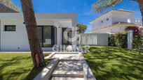 Vista exterior de Casa o xalet en venda en Chiclana de la Frontera amb Aire condicionat, Terrassa i Piscina