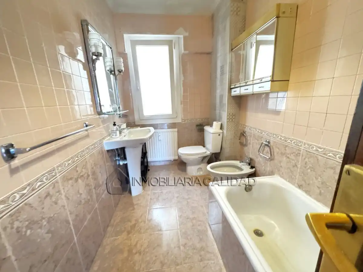 Bathroom of Flat for rent in Burgos  with Heating, Terrace and Furnished