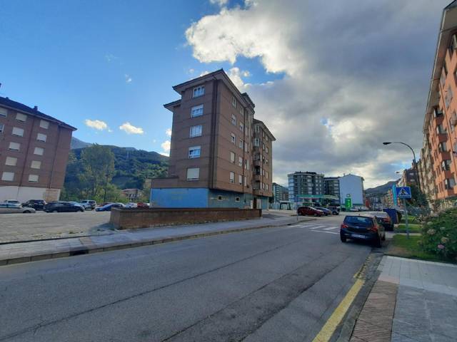 Garaje en Venta en Lena