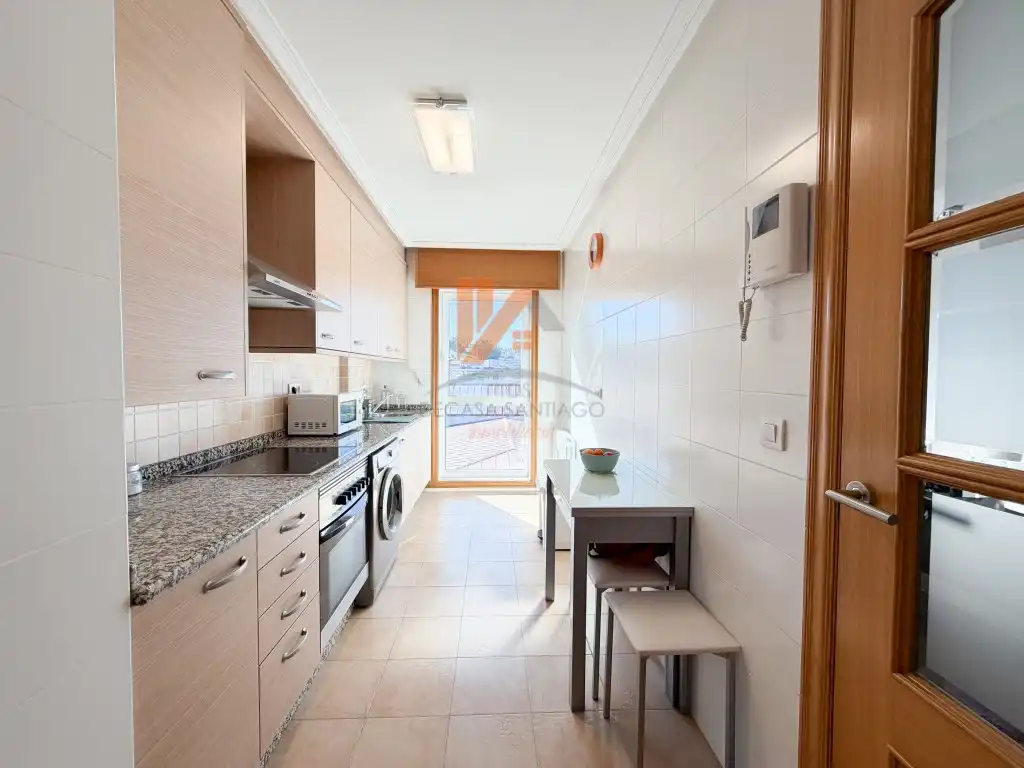 Cocina de Piso en venta en Santiago de Compostela  con Terraza, Amueblado y Horno