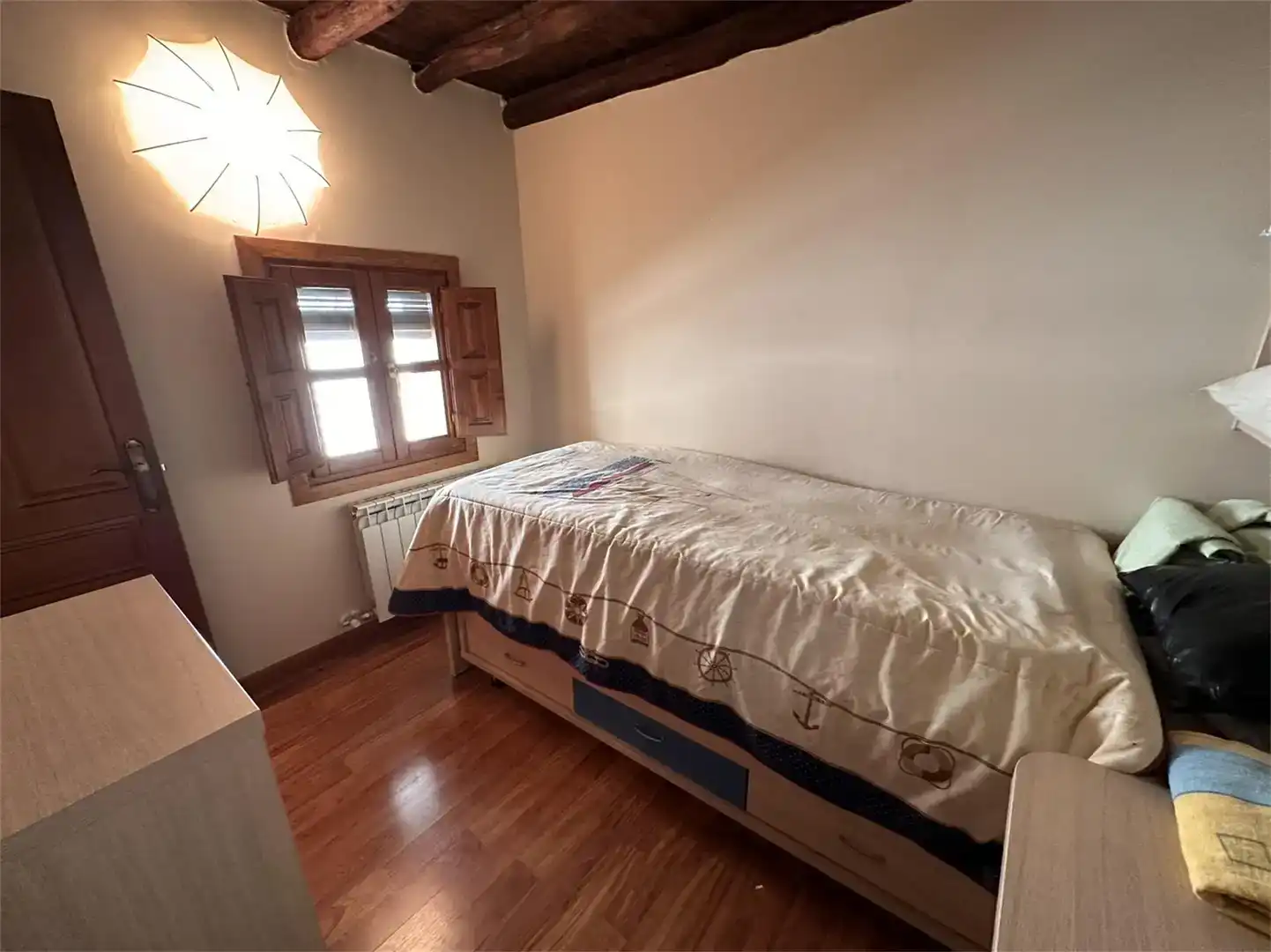 Dormitori de Finca rústica en venda en Uncastillo amb Parquet, Traster i Moblat