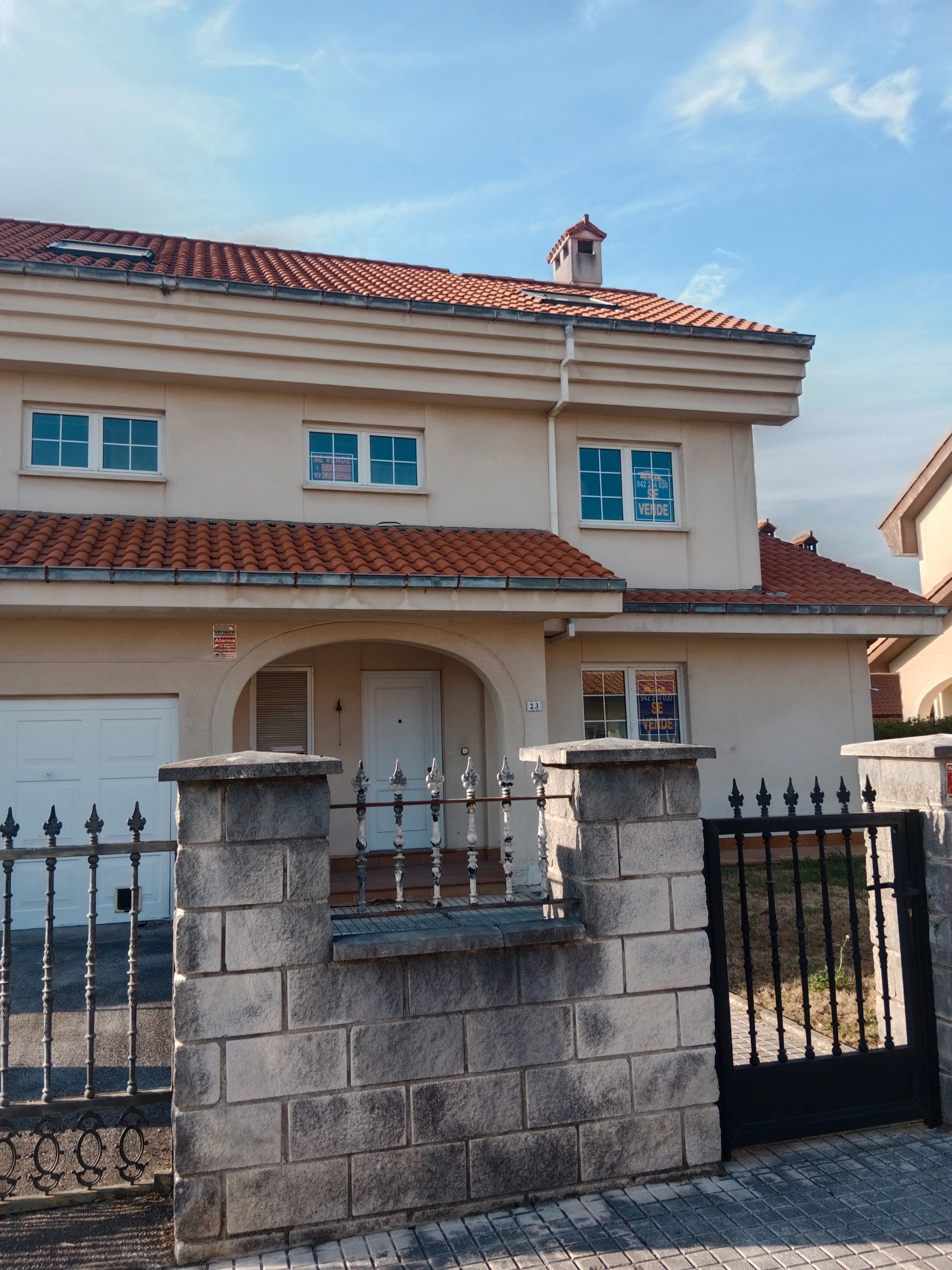 Vista exterior de Casa adosada en venta en Santa Cruz de Bezana