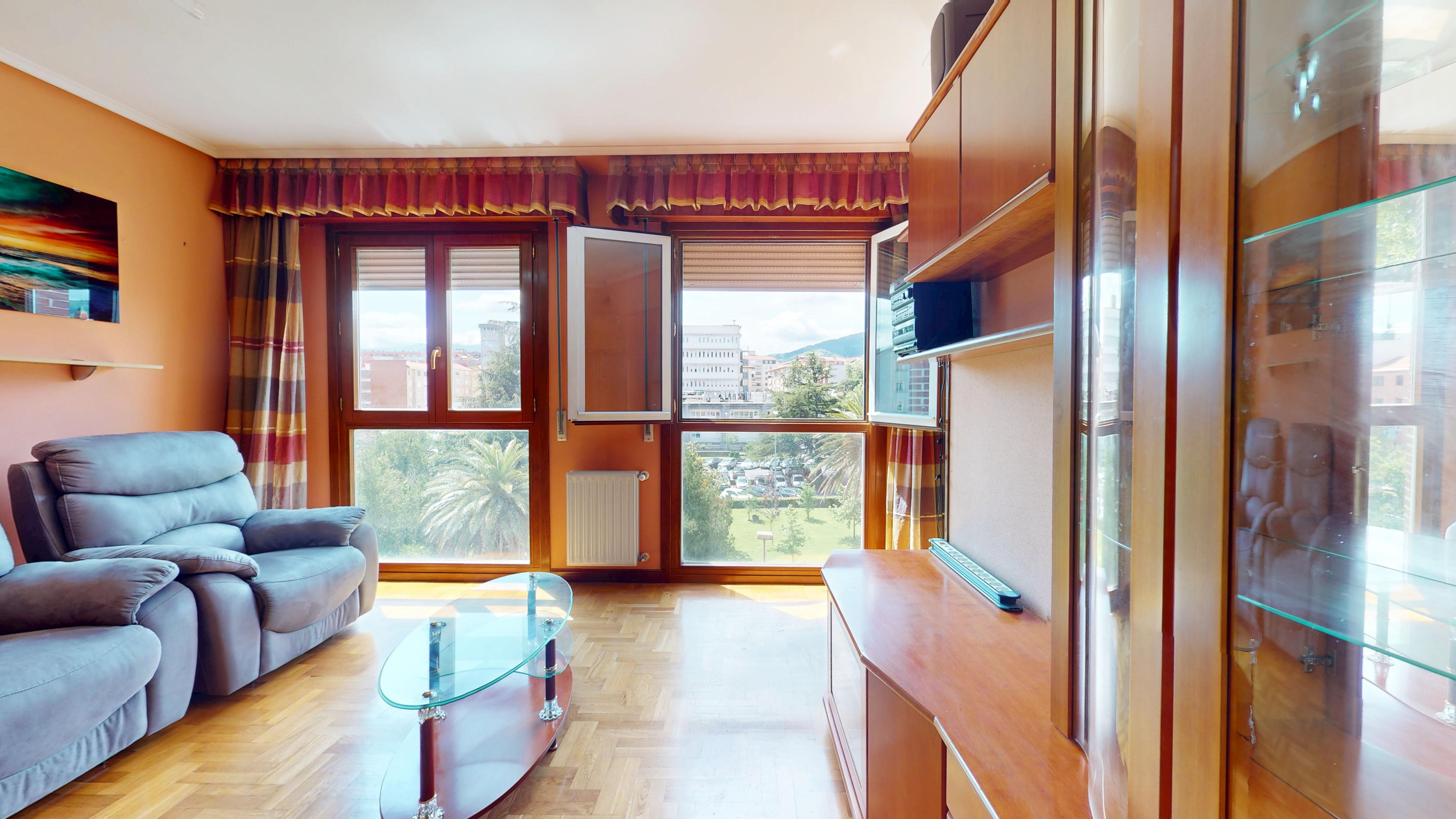 Sala de estar de Piso en venta en Barakaldo  con Calefacción y Trastero