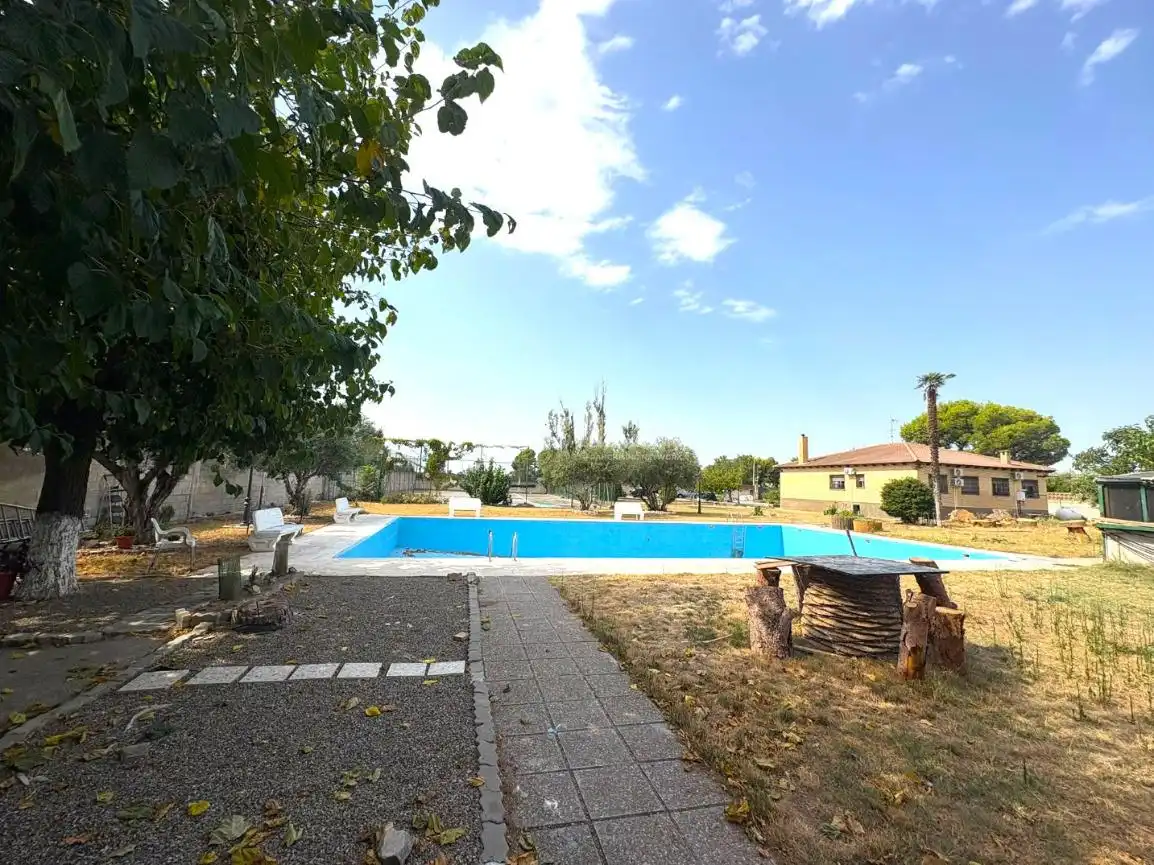 Piscina de Casa o xalet en venda en Zaragoza amb Aire condicionat, Calefacció i Terrassa