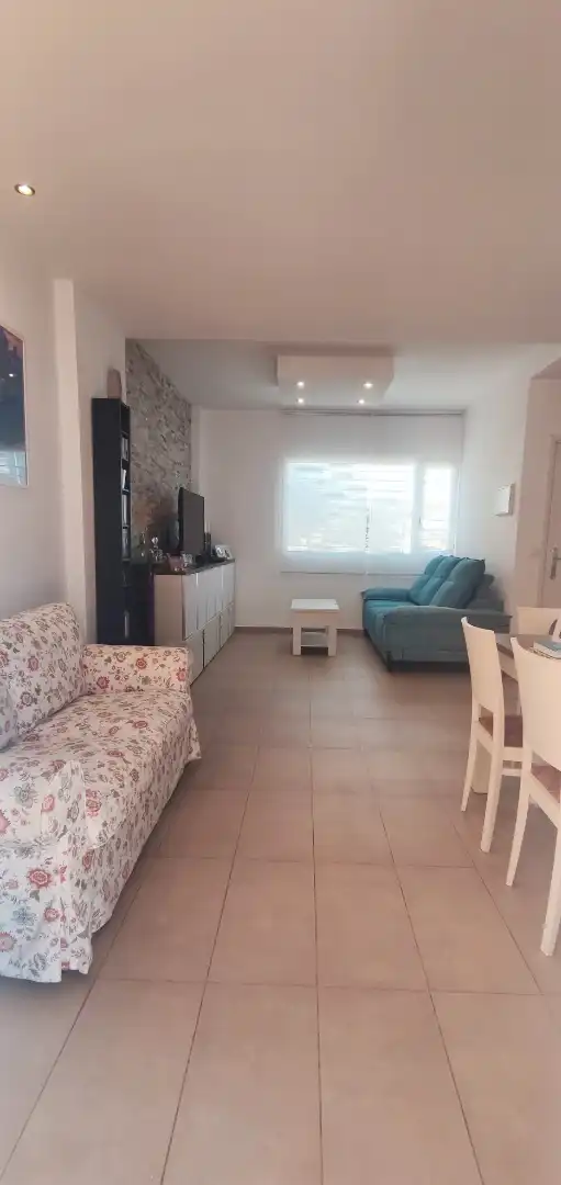 Sala d'estar de Casa adosada en venda en Benacazón amb Aire condicionat, Moblat i Internet