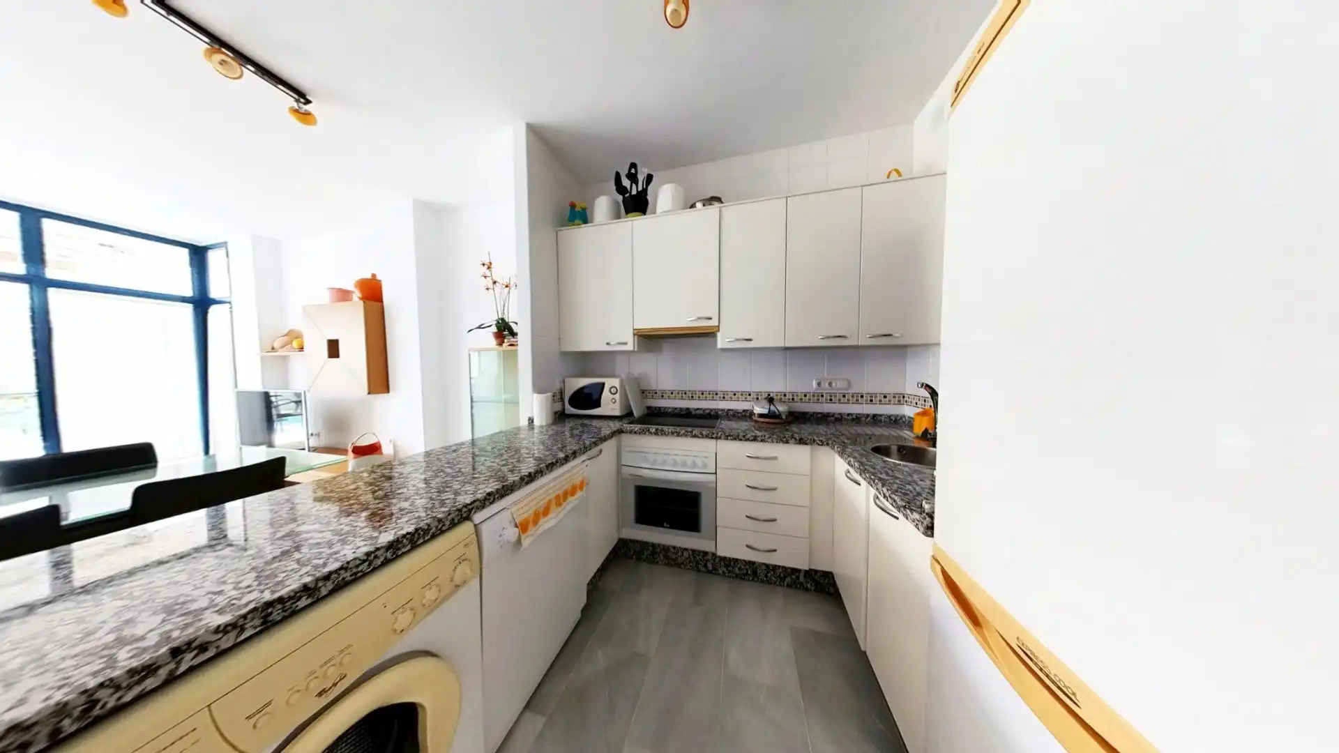 Küche von Wohnung zum Verkauf in Gualchos mit Klimaanlage, Heizung und Terrasse
