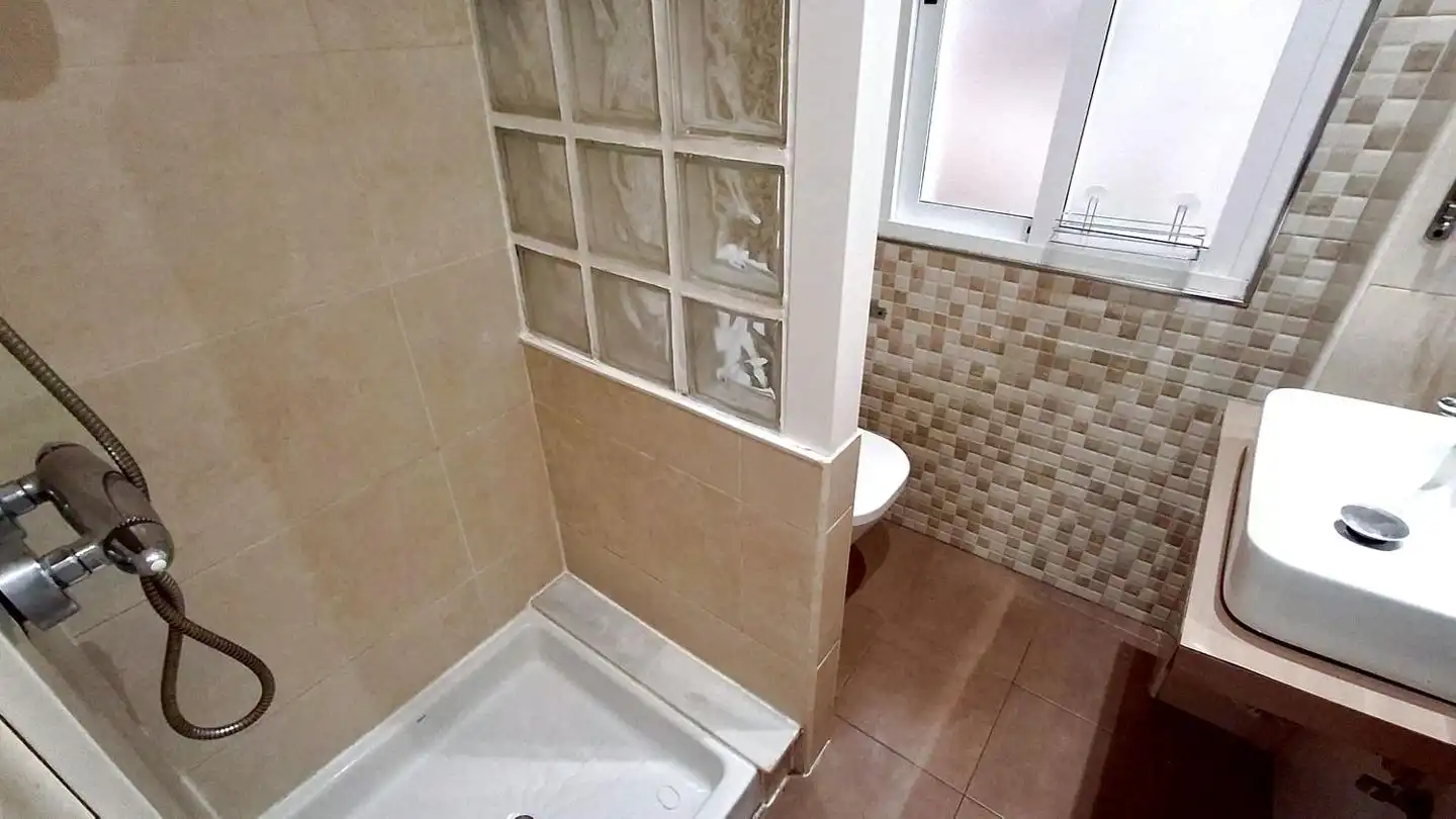 Badezimmer von Erdgeschoss zum Verkauf in A Coruña Capital  mit Heizung und Abstellraum