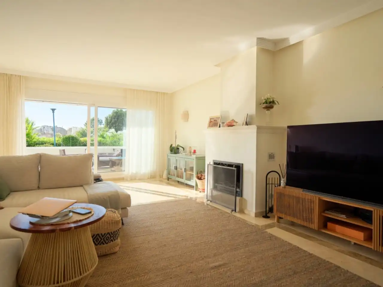 Sala de estar de Planta baja en venta en Marbella con Aire acondicionado, Calefacción y Jardín privado