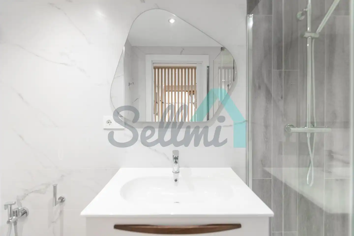 Baño de Piso de alquiler en Oviedo  con Calefacción y Amueblado