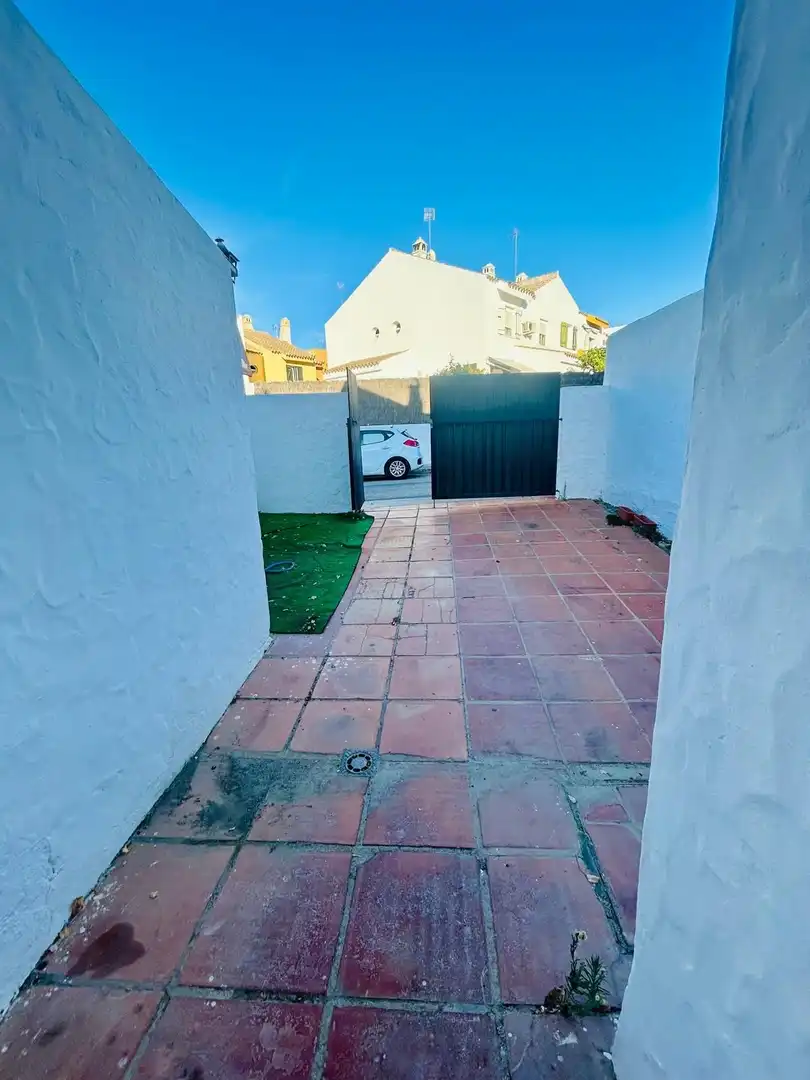Vista exterior de Casa adosada de lloguer en El Puerto de Santa María amb Jardí privat i Moblat