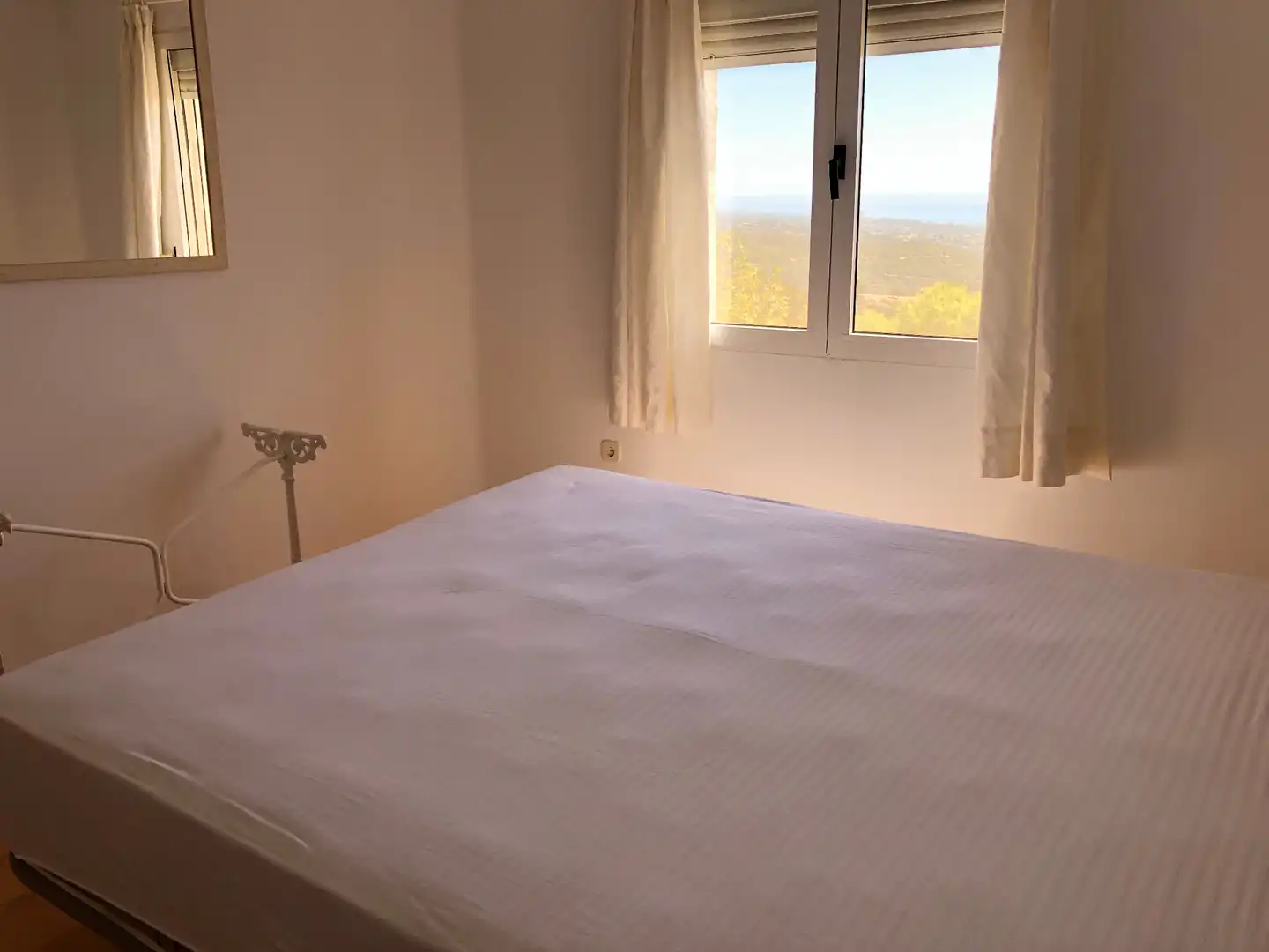 Schlafzimmer von Dachboden zum Verkauf in Marbella mit Parkett, Terrasse und Ofen