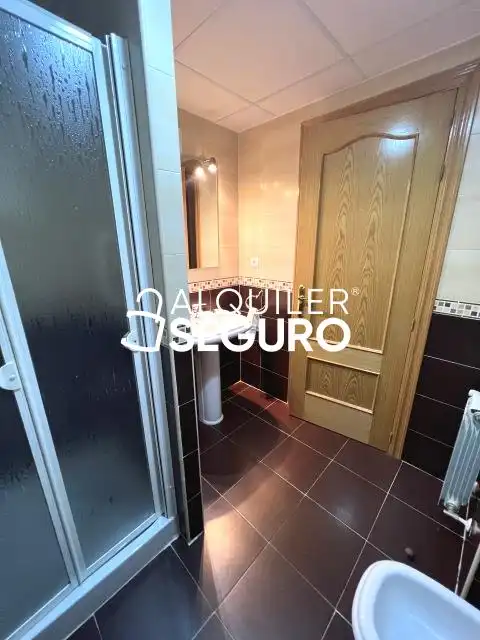 Baño de Piso de alquiler en Parla con Calefacción, Terraza y Trastero