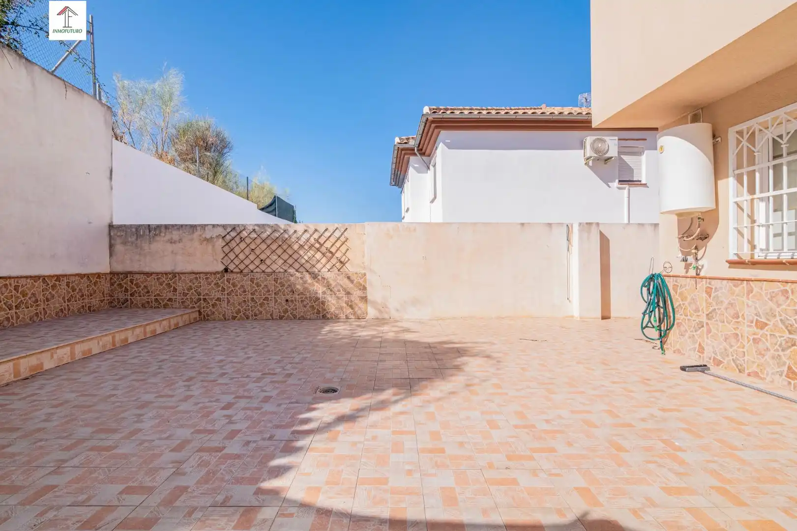 Casa aparellada amb terrassa en venda a Avenida LUIS JAVIER 2, imagen 2