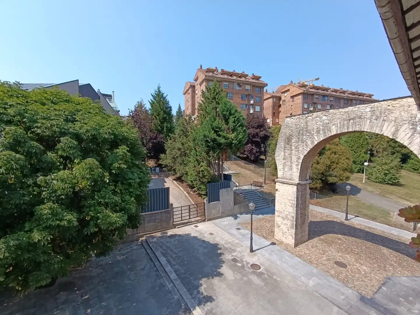 Vista exterior de Pis en venda en Oviedo  amb Calefacció
