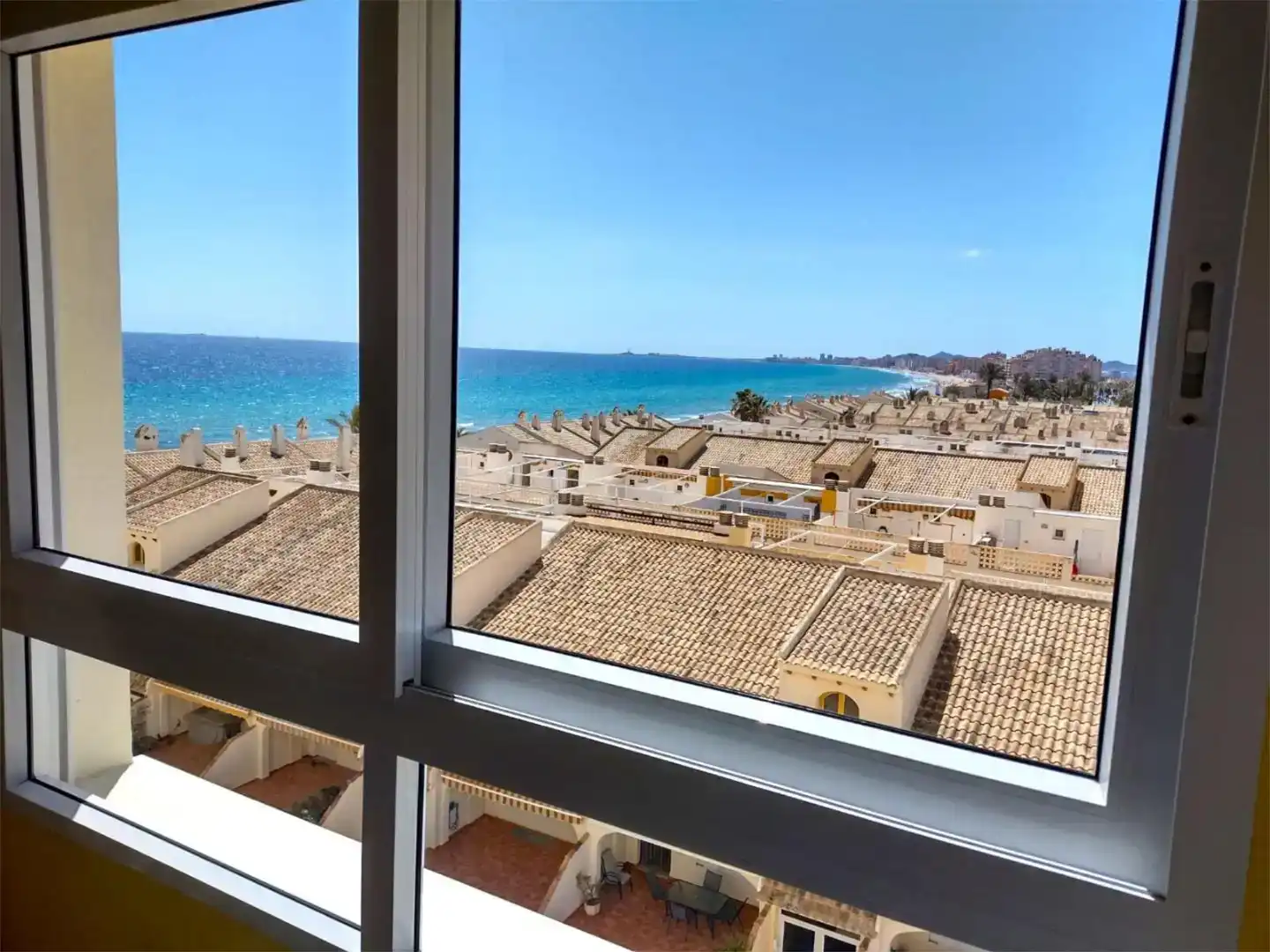 Vista exterior de Pis de lloguer en La Manga del Mar Menor amb Aire condicionat, Piscina i Moblat