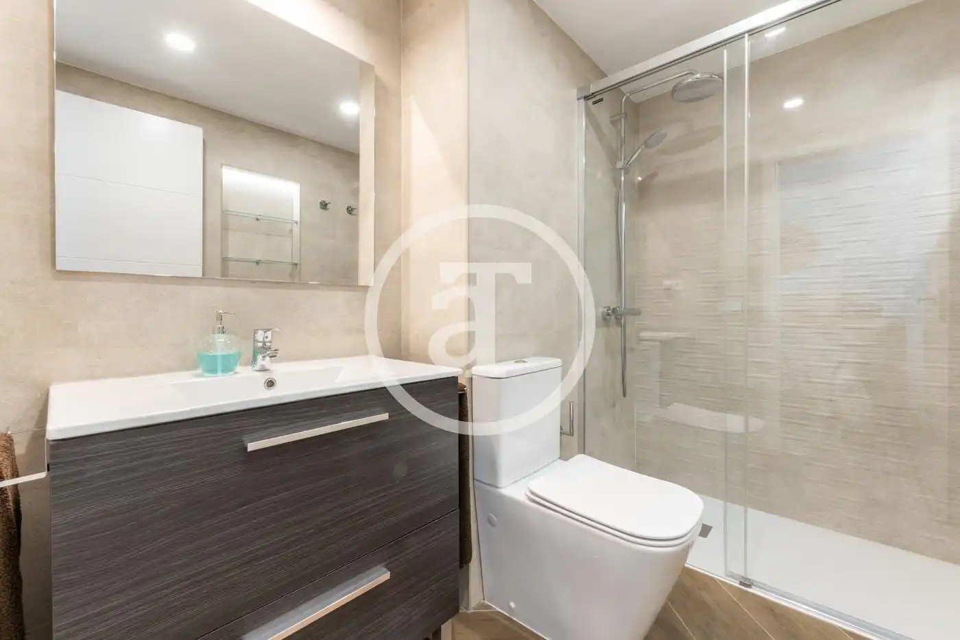 Badezimmer von Wohnung zur Miete in Madrid mit Klimaanlage, Heizung und Möbliert