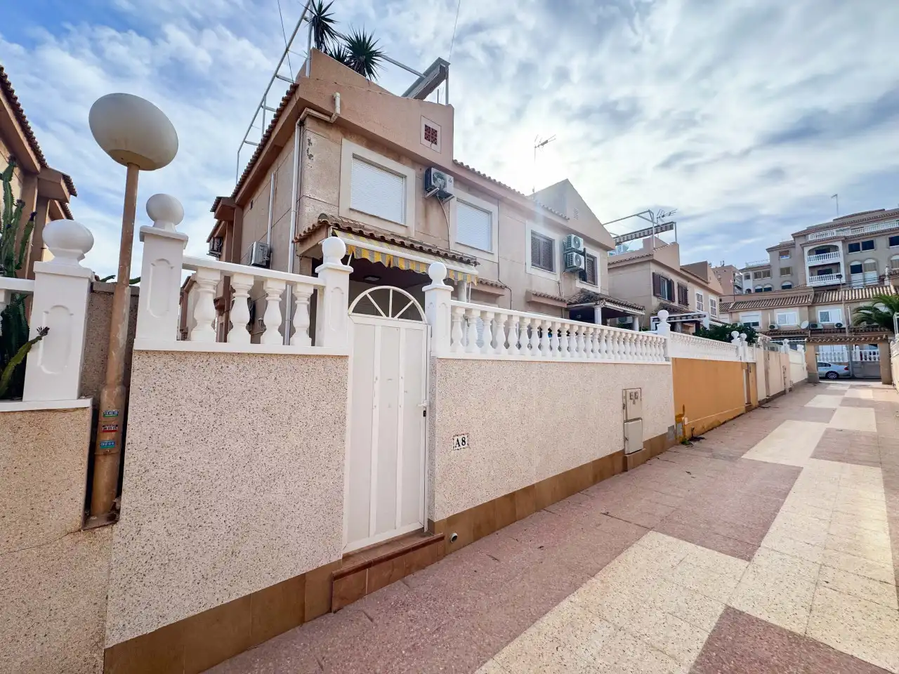 Vista exterior de Casa adosada en venda en Torrevieja amb Aire condicionat, Calefacció i Jardí privat