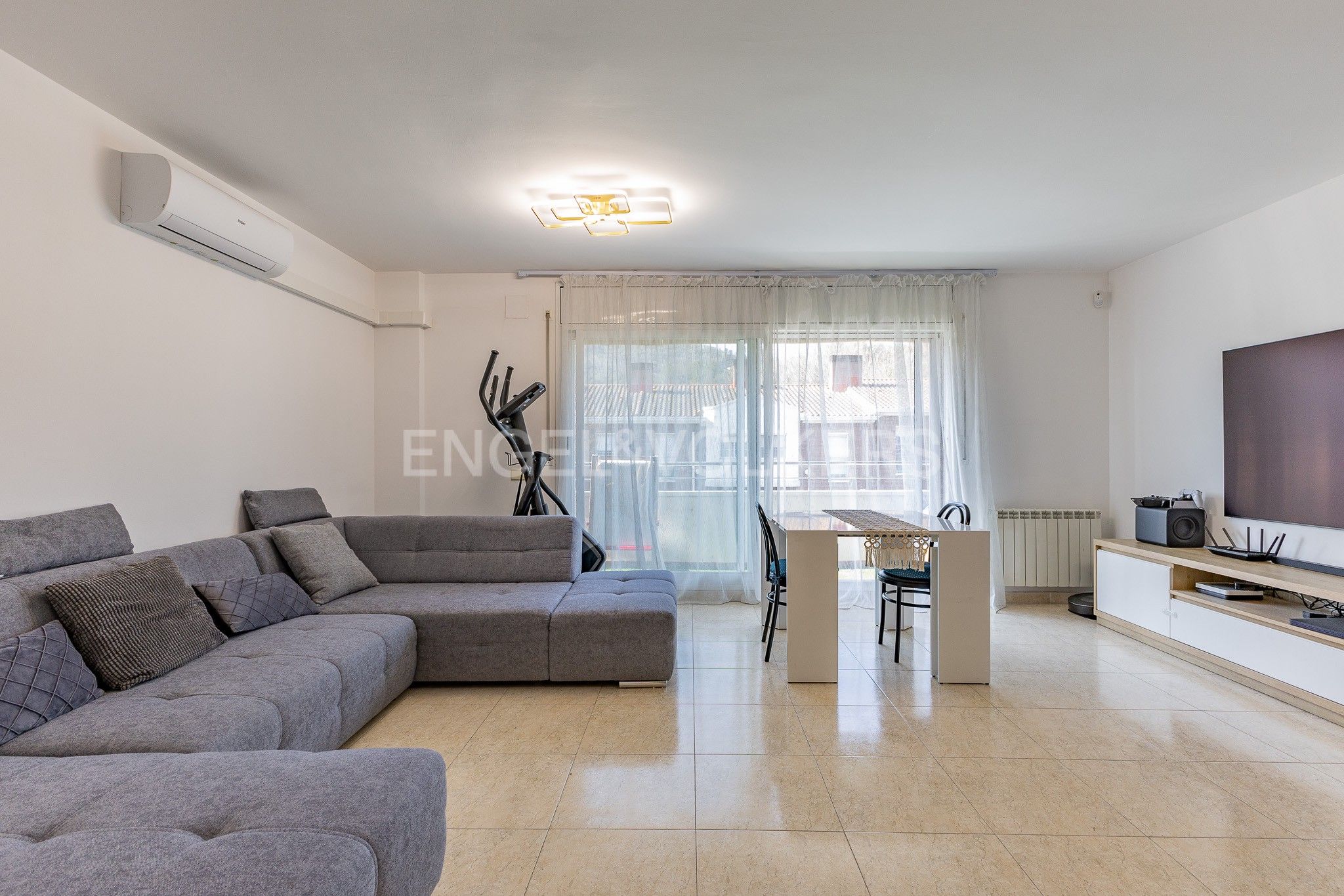Sala d'estar de Dúplex en venda en Cerdanyola del Vallès amb Aire condicionat, Calefacció i Terrassa